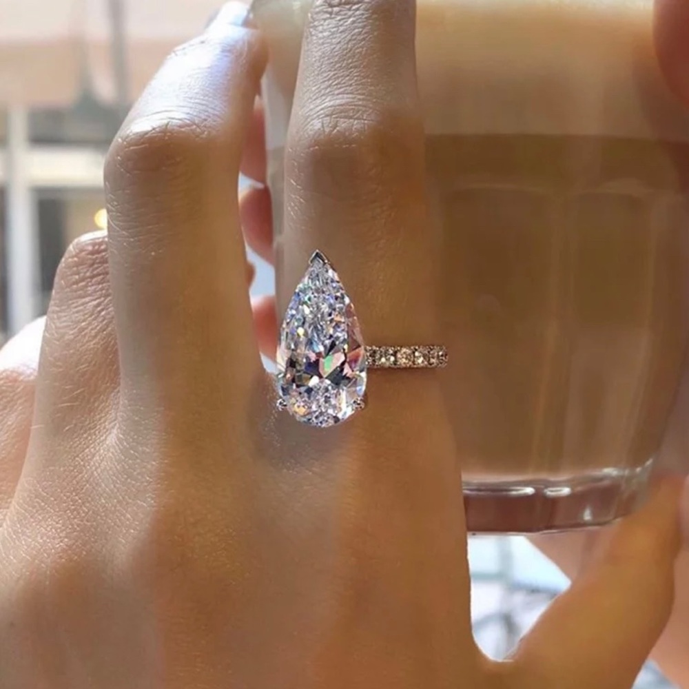 ✨SOLD OUT✨Gorgeous Pear Shaped Sparkler✨ - Picture 1 of 6
